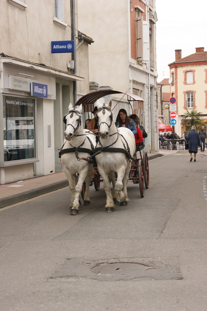 Paolo et Porto dans les rues de Feurs.